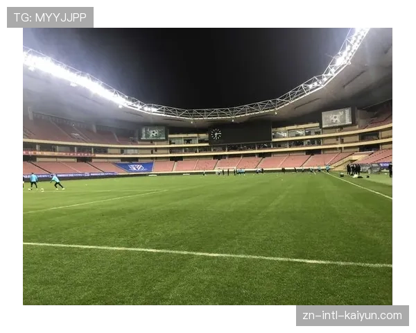 通讯：朗斯主场草皮完成紧急维护，确保周末夜场比赛条件